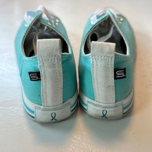 Women’s size 9 ovarian cancer converse,used like new